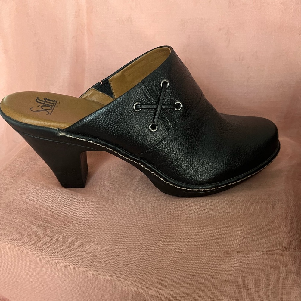 Soft black leather clogs. Detail stitching, crisscross embellishment.